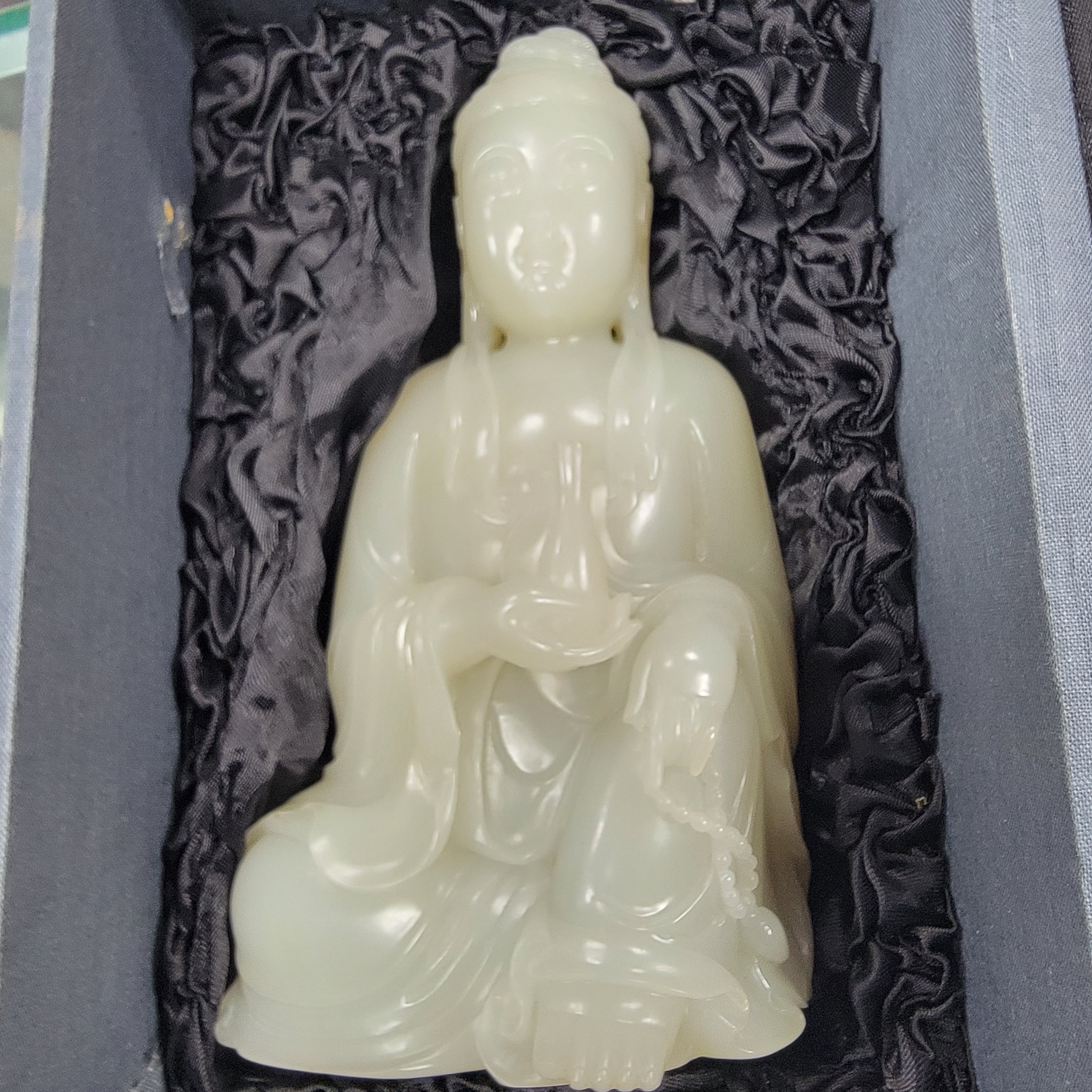 白玉雕刻的觀音菩薩