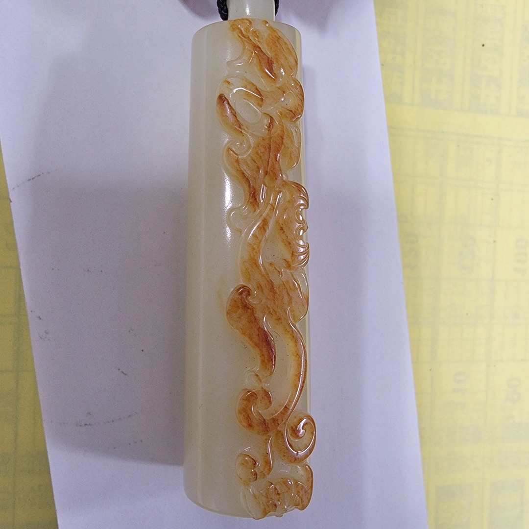 褐黃色沁斑玉雕龍紋器物