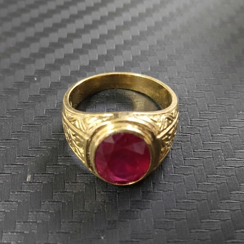 鑲嵌紅色寶石戒指