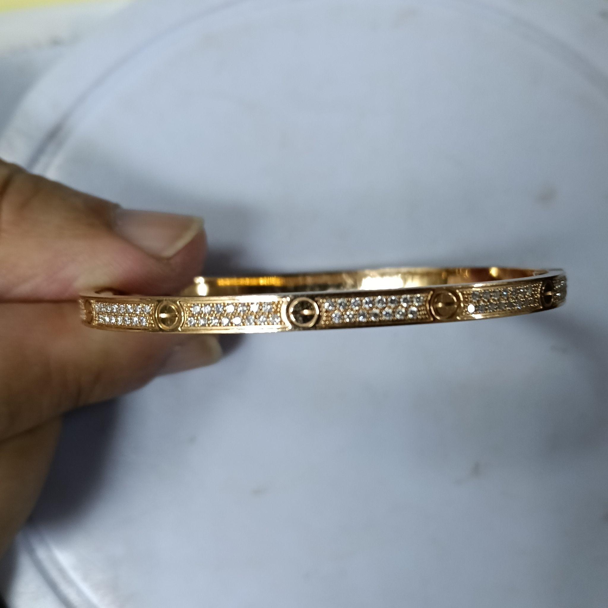 鑲鑽石的玫瑰金卡地亞（Cartier）Love系列手鐲